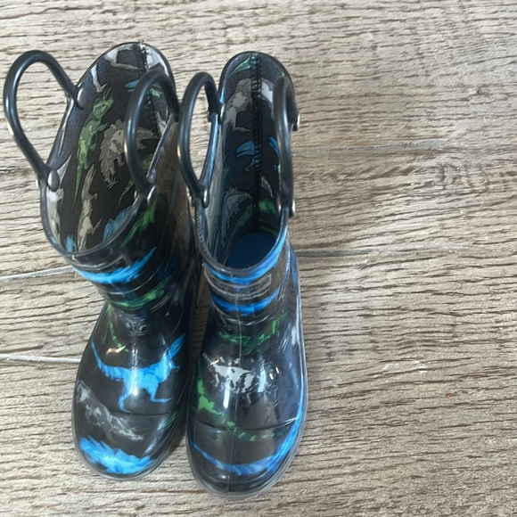 light up dino rain boots - Picture 2 of 8